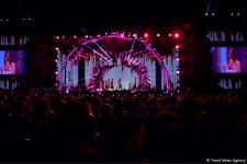 Xəzərin sahilində "Jara-2017" musiqi festivalının möhtəşəm açılış mərasimi keçirilib (FOTO)