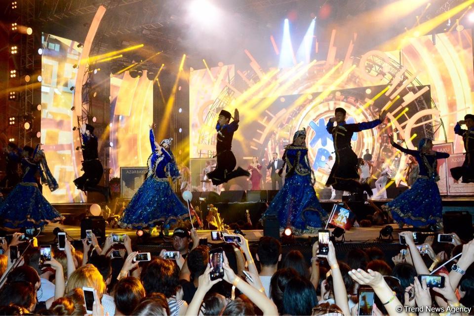 Xəzərin sahilində "Jara-2017" musiqi festivalının möhtəşəm açılış mərasimi keçirilib (FOTO)