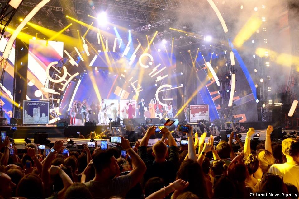 Xəzərin sahilində "Jara-2017" musiqi festivalının möhtəşəm açılış mərasimi keçirilib (FOTO)