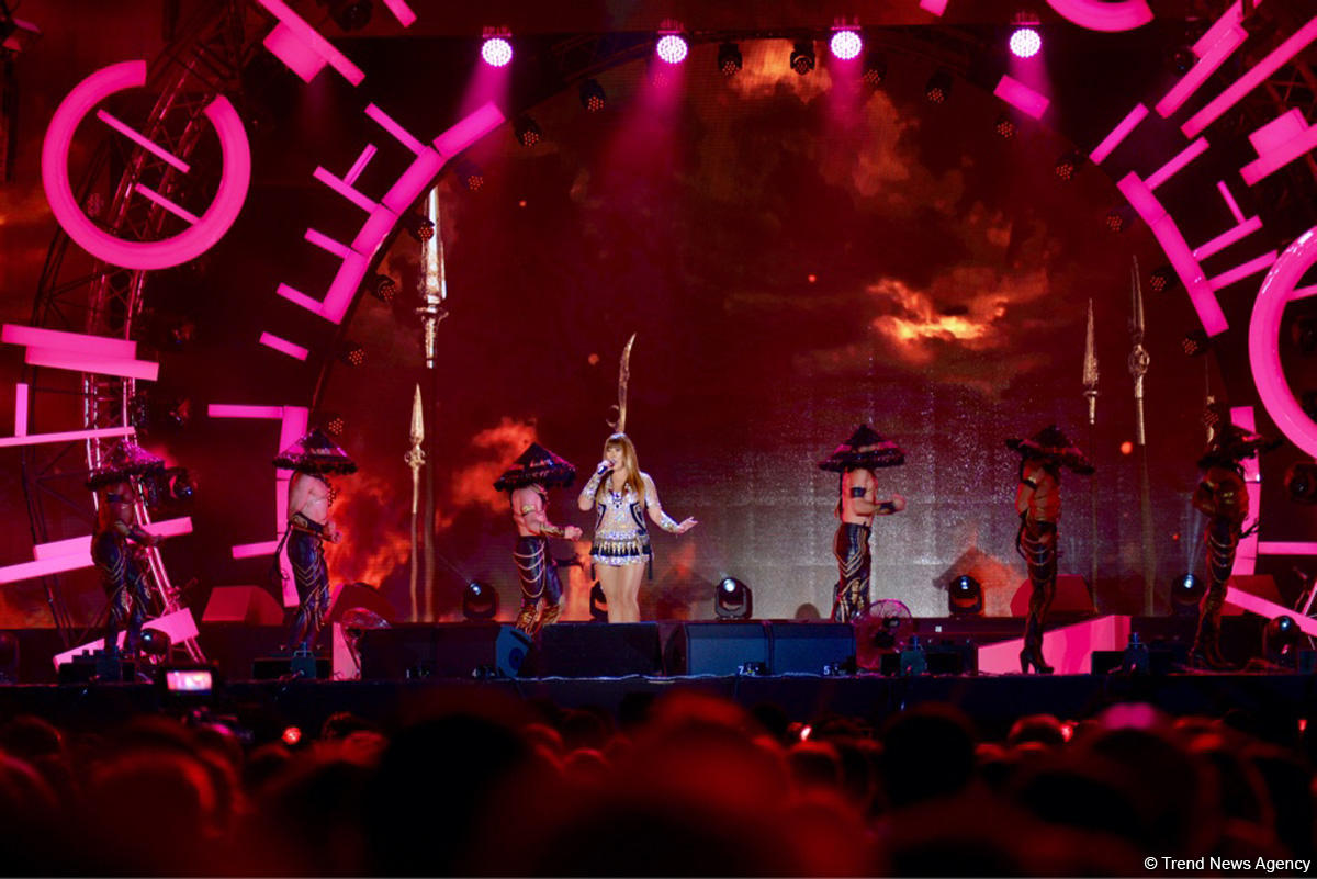 Xəzərin sahilində "Jara-2017" musiqi festivalının möhtəşəm açılış mərasimi keçirilib (FOTO)