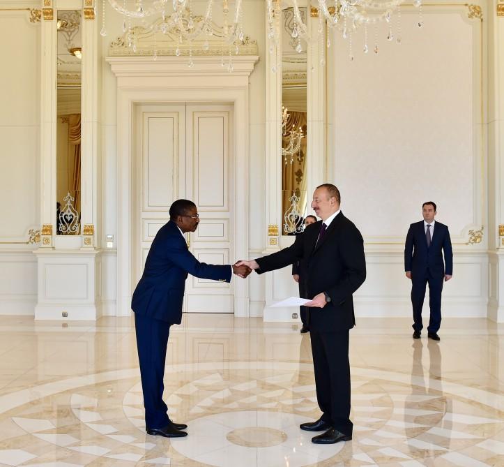 Prezident İlham Əliyev Burkina Fasonun yeni səfirinin etimadnaməsini qəbul edib (YENİLƏNİB) (FOTO)