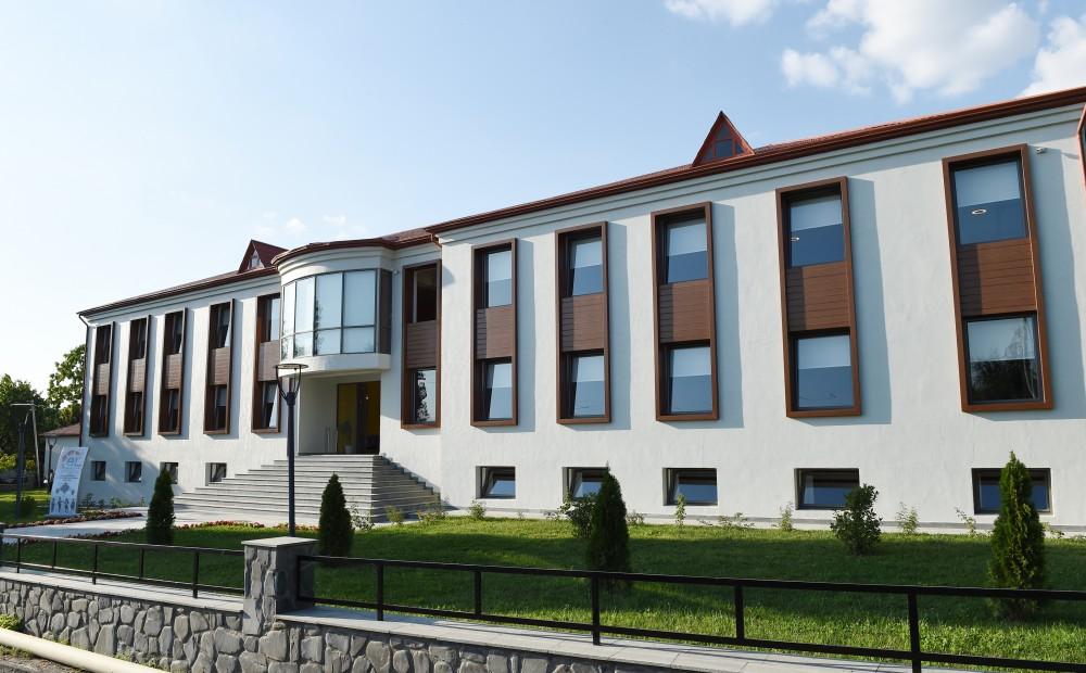 Prezident İlham Əliyev Heydər Əliyev Fondunun təşəbbüsü ilə Qaxda inşa olunmuş 180 yerlik körpələr evi-uşaq bağçasının açılışında iştirak edib (FOTO)