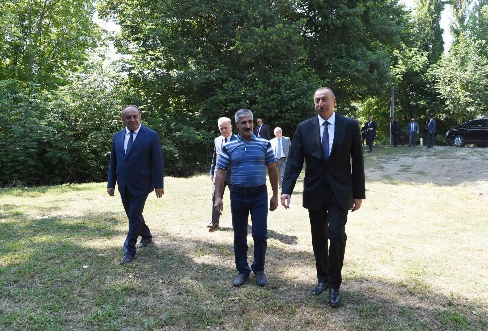 Prezident İlham Əliyev Qaxda kənd sakininin fındıqçılıq təsərrüfatında yaradılan şəraitlə tanış olub (FOTO)