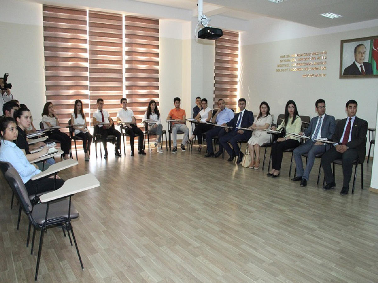 Bilik Fondu Binəqədi gəncləri ilə görüşüb (FOTO)