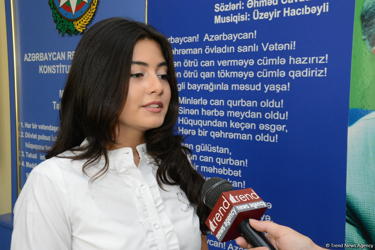 Qızıl medala layiq görülmüş məzuna medalı təqdim edilib (FOTO)