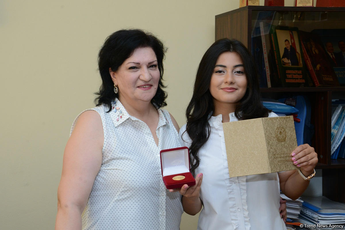 Qızıl medala layiq görülmüş məzuna medalı təqdim edilib (FOTO)