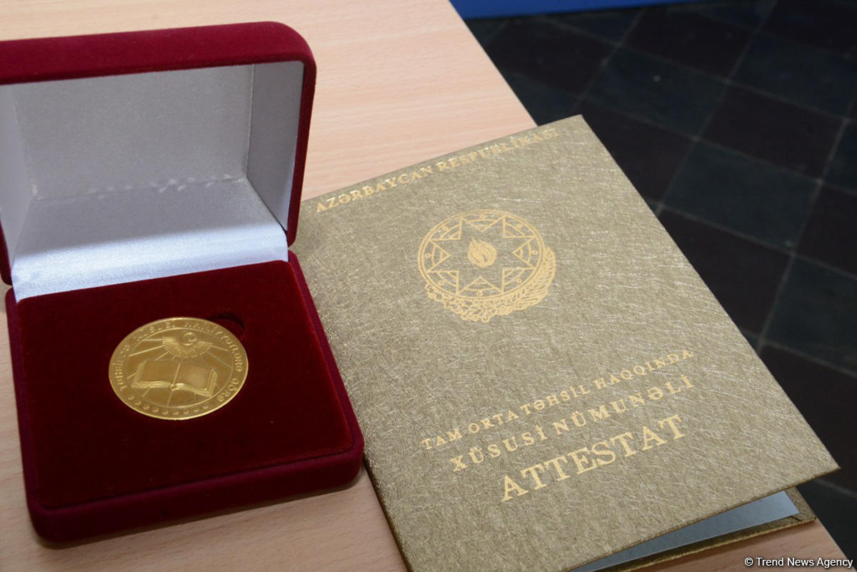 Qızıl medala layiq görülmüş məzuna medalı təqdim edilib (FOTO)