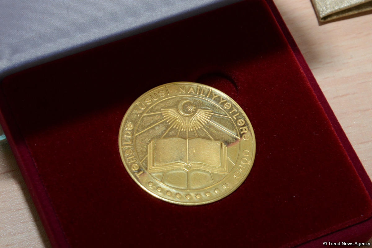 Qızıl medala layiq görülmüş məzuna medalı təqdim edilib (FOTO)