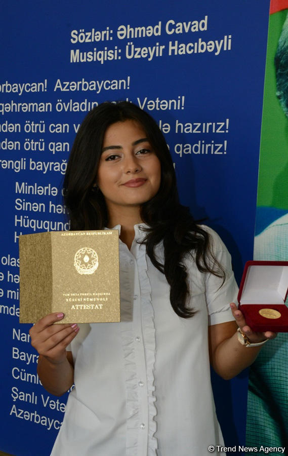 Qızıl medala layiq görülmüş məzuna medalı təqdim edilib (FOTO)
