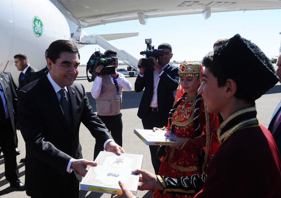 Türkmənistan Prezidenti Qurbanqulu Berdiməhəmmədov Azərbaycana rəsmi səfərə gəlib (FOTO)