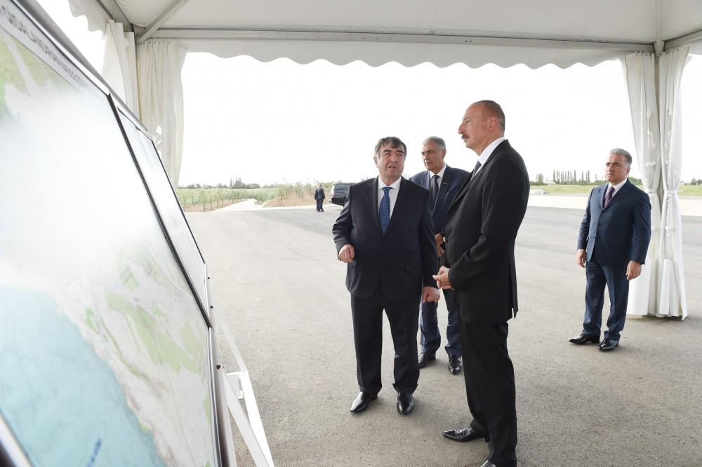İlham Əliyev Şəmkir-Samux-Goranboy magistral suvarma kanalının 8,55 kilometrlik hissəsinin istifadəyə verilməsi mərasimində iştirak edib (FOTO)