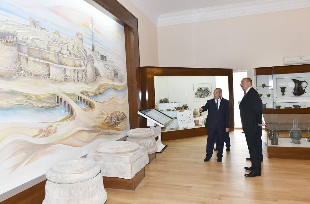 Prezident İlham Əliyev Şəmkirdə əsaslı şəkildə yenidən qurulan Tarix-Diyarşünaslıq Muzeyində yaradılan şəraitlə tanış olub (FOTO)