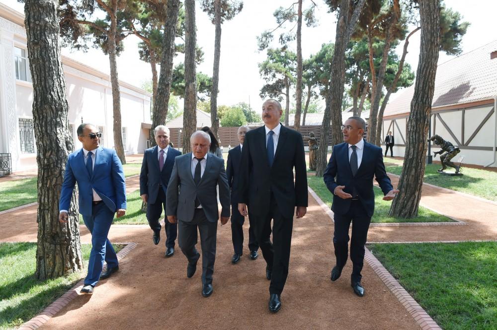 Prezident İlham Əliyev Şəmkirdə əsaslı şəkildə yenidən qurulan Tarix-Diyarşünaslıq Muzeyində yaradılan şəraitlə tanış olub (FOTO)