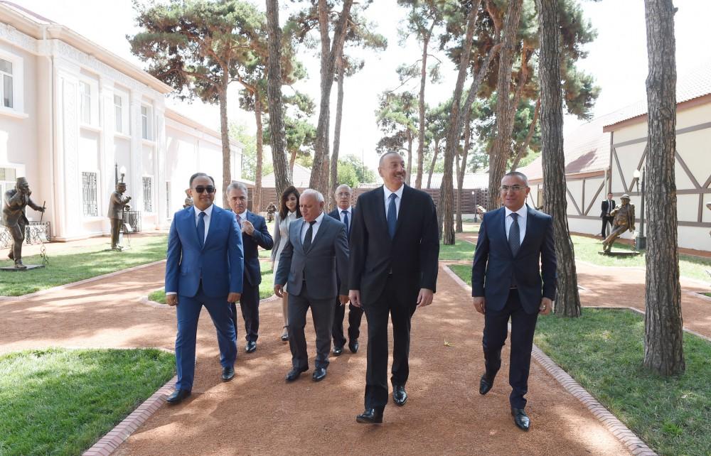 Prezident İlham Əliyev Şəmkirdə əsaslı şəkildə yenidən qurulan Tarix-Diyarşünaslıq Muzeyində yaradılan şəraitlə tanış olub (FOTO)
