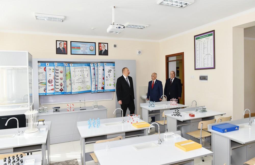 Prezident İlham Əliyev 257 nömrəli məktəbin yeni korpusunda yaradılan şəraitlə tanış olub (FOTO) (YENİLƏNİB)
