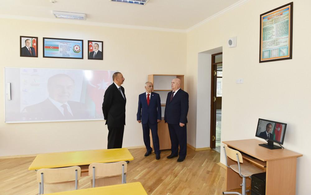 Prezident İlham Əliyev 257 nömrəli məktəbin yeni korpusunda yaradılan şəraitlə tanış olub (FOTO) (YENİLƏNİB)