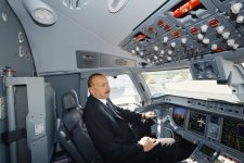 Prezident İlham Əliyev "Buta Airways" aviaşirkətinin Bakıya gətirilən ilk "Embraer 190" təyyarəsi ilə tanış olub (FOTO)