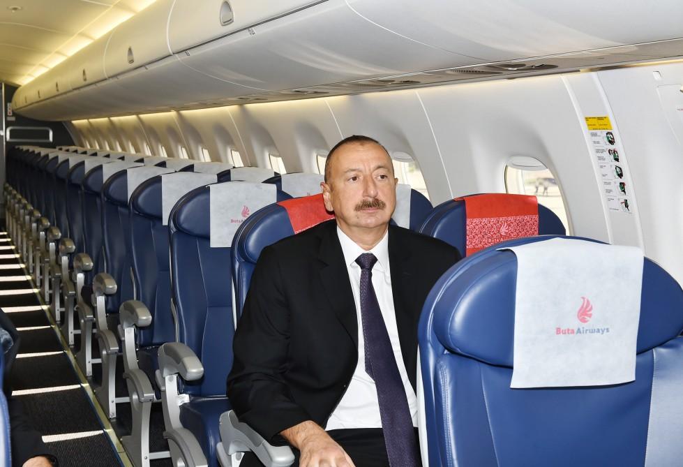 Prezident İlham Əliyev "Buta Airways" aviaşirkətinin Bakıya gətirilən ilk "Embraer 190" təyyarəsi ilə tanış olub (FOTO)
