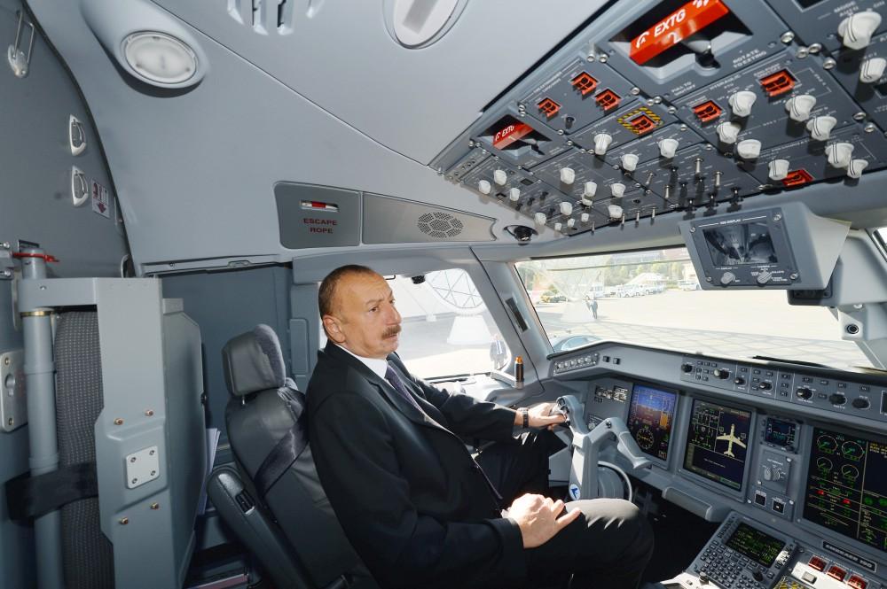 Prezident İlham Əliyev "Buta Airways" aviaşirkətinin Bakıya gətirilən ilk "Embraer 190" təyyarəsi ilə tanış olub (FOTO)