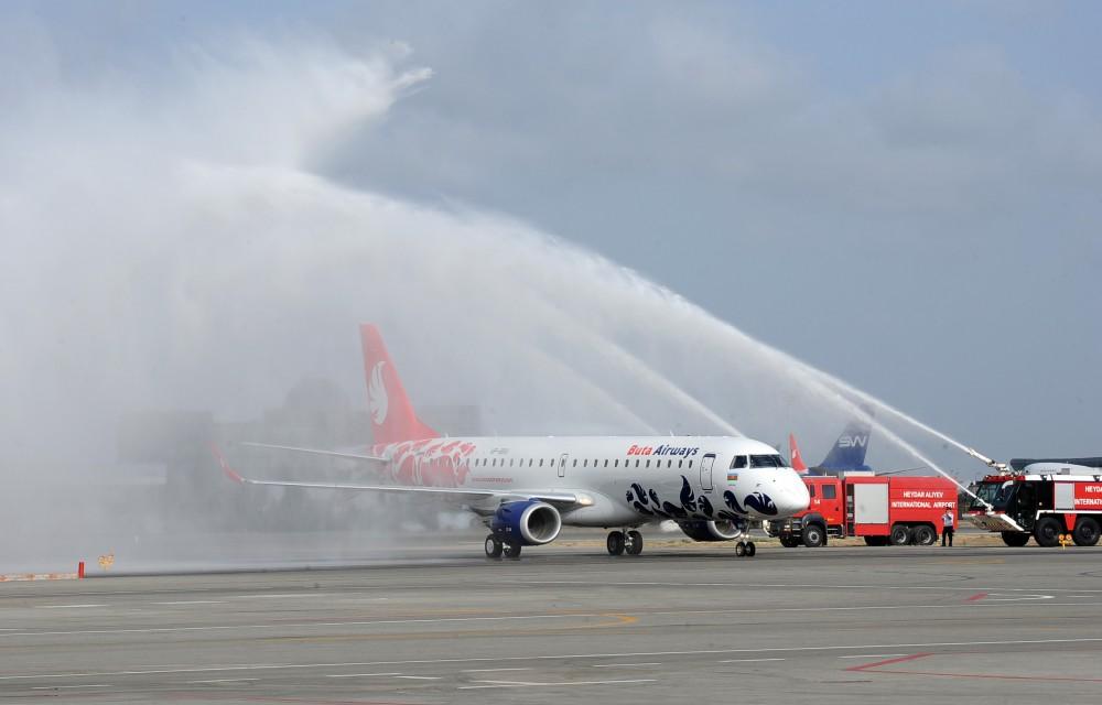 Prezident İlham Əliyev "Buta Airways" aviaşirkətinin Bakıya gətirilən ilk "Embraer 190" təyyarəsi ilə tanış olub (FOTO)