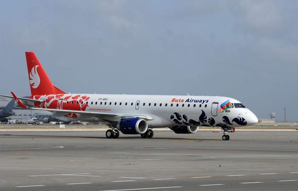 Prezident İlham Əliyev "Buta Airways" aviaşirkətinin Bakıya gətirilən ilk "Embraer 190" təyyarəsi ilə tanış olub (FOTO)