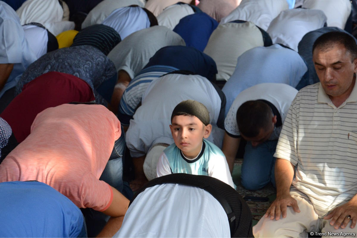 Azərbaycan məscidlərində bayram namazı qılınıb (FOTO)