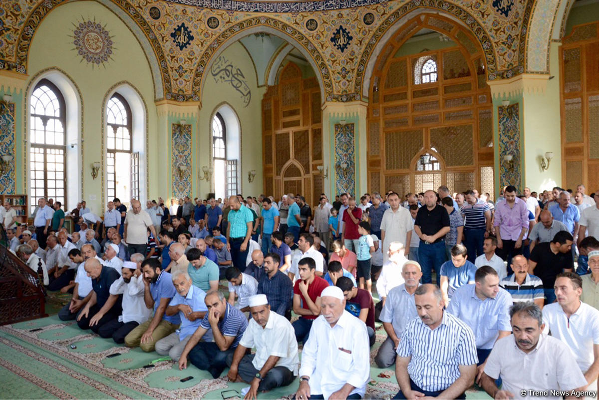 Azərbaycan məscidlərində bayram namazı qılınıb (FOTO)