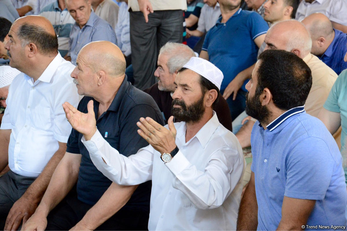 Azərbaycan məscidlərində bayram namazı qılınıb (FOTO)