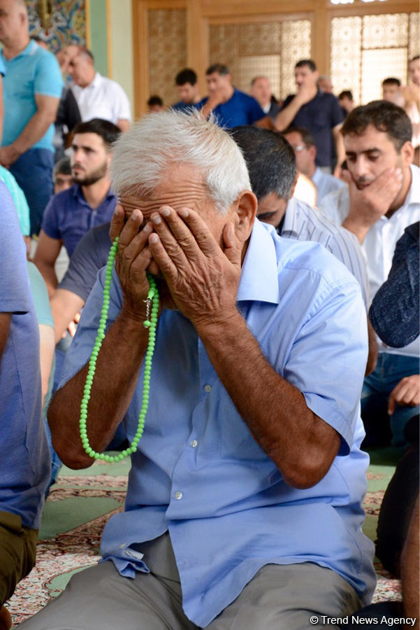 Azərbaycan məscidlərində bayram namazı qılınıb (FOTO)