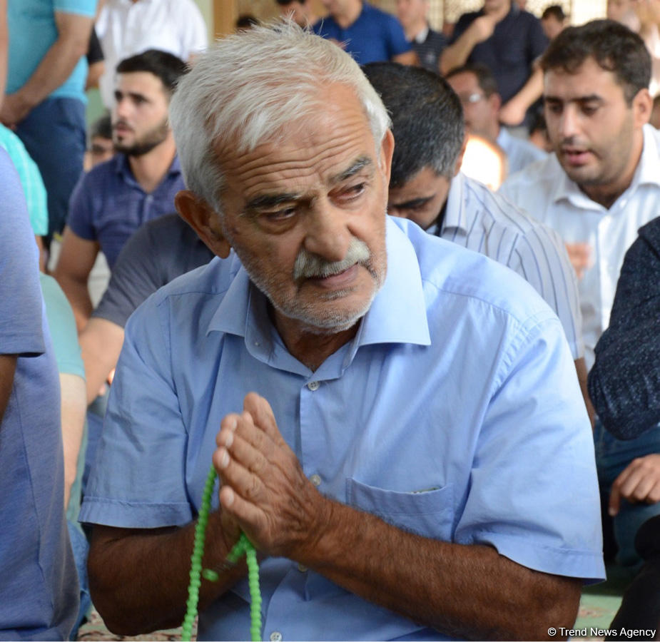 Azərbaycan məscidlərində bayram namazı qılınıb (FOTO)