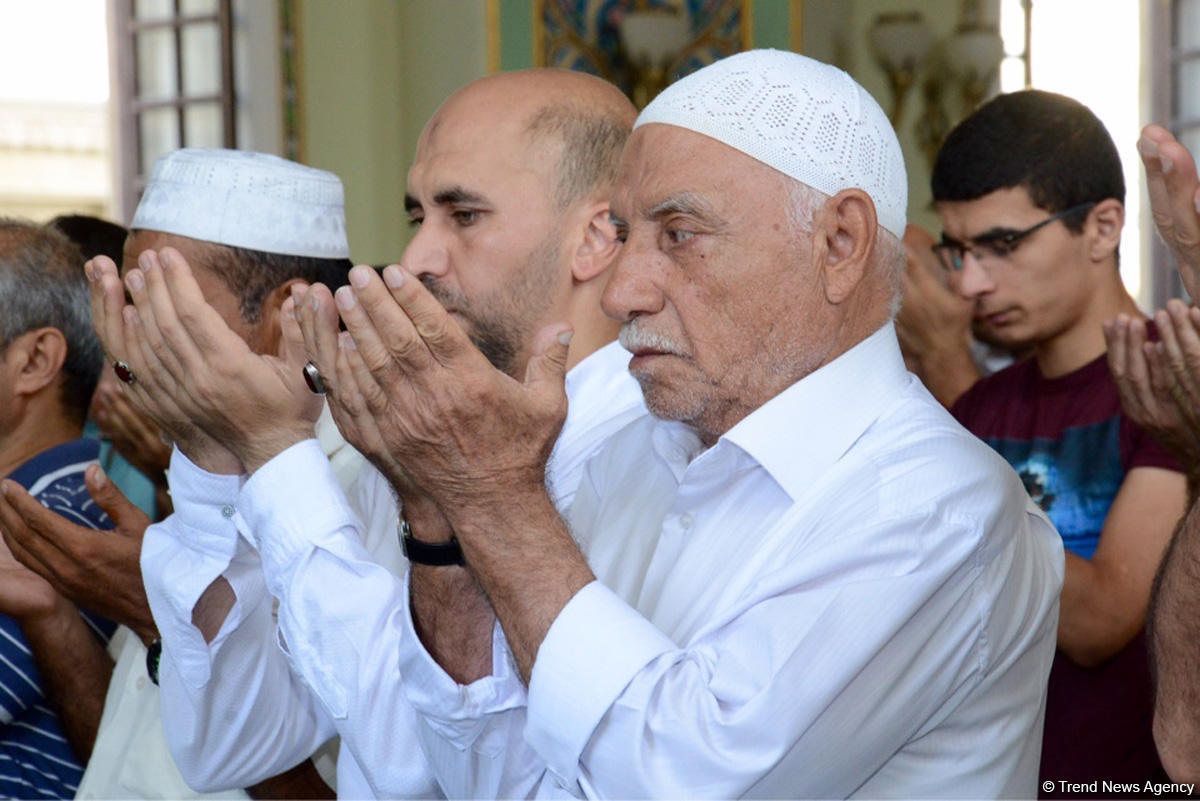 Azərbaycan məscidlərində bayram namazı qılınıb (FOTO)