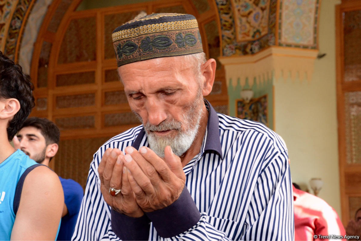 Azərbaycan məscidlərində bayram namazı qılınıb (FOTO)