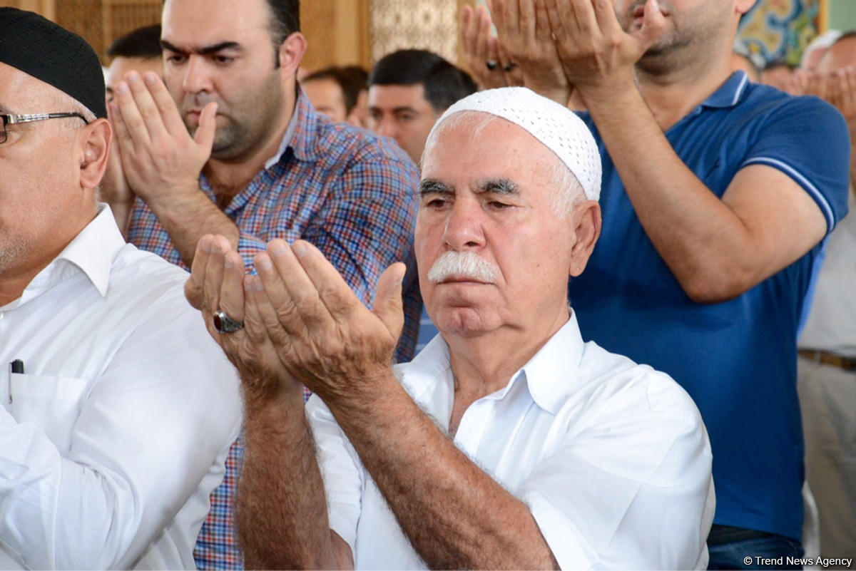 Azərbaycan məscidlərində bayram namazı qılınıb (FOTO)