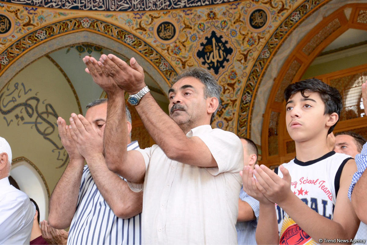 Azərbaycan məscidlərində bayram namazı qılınıb (FOTO)
