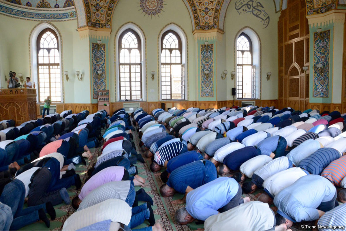Azərbaycan məscidlərində bayram namazı qılınıb (FOTO)