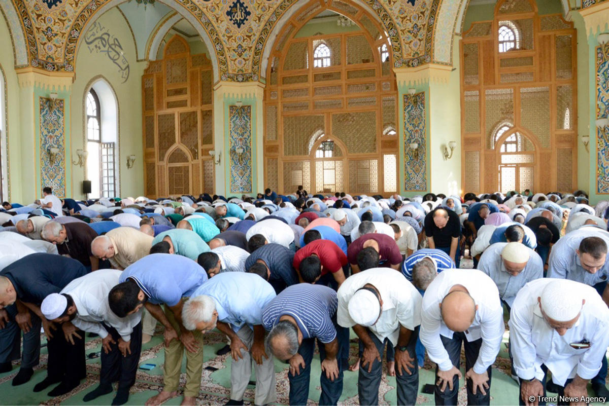 Azərbaycan məscidlərində bayram namazı qılınıb (FOTO)