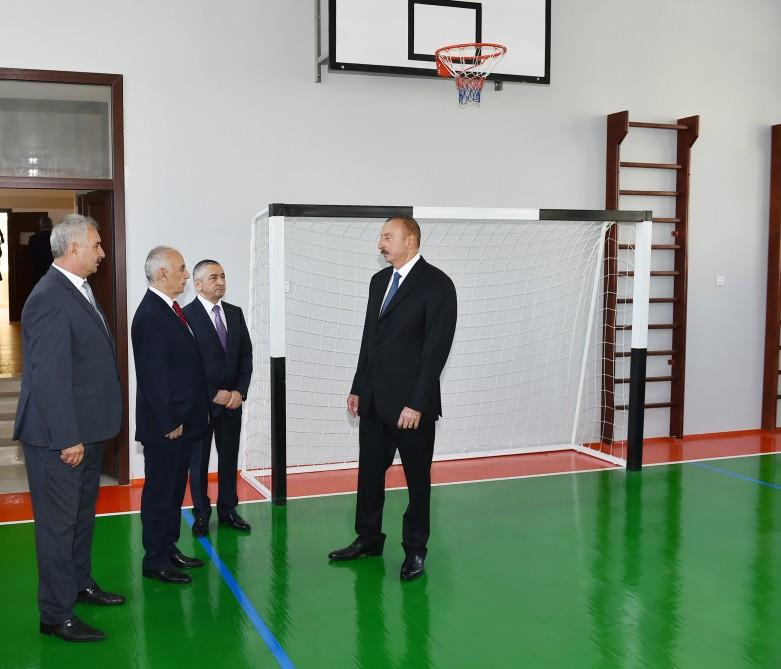 Prezident İlham Əliyev Bakıdakı 74 nömrəli məktəbdə əsaslı təmirdən sonra yaradılan şəraitlə tanış olub (FOTO) (YENİLƏNİB)
