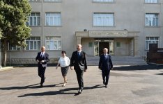 Prezident İlham Əliyev 201 saylı tam orta məktəbdə yenidənqurmadan sonra yaradılan şəraitlə tanış olub (FOTO)