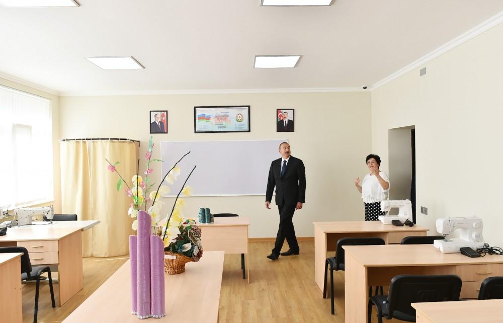 Prezident İlham Əliyev 201 saylı tam orta məktəbdə yenidənqurmadan sonra yaradılan şəraitlə tanış olub (FOTO)