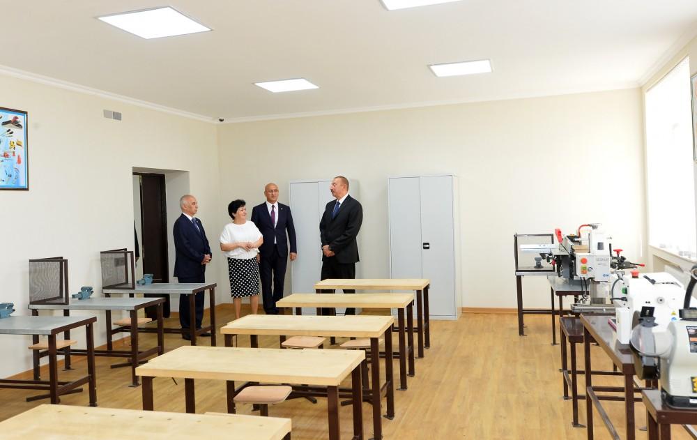 Prezident İlham Əliyev 201 saylı tam orta məktəbdə yenidənqurmadan sonra yaradılan şəraitlə tanış olub (FOTO)