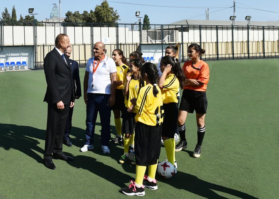 Prezident İlham Əliyev 201 saylı tam orta məktəbdə yenidənqurmadan sonra yaradılan şəraitlə tanış olub (FOTO)