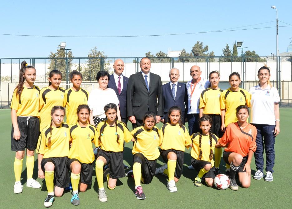 Prezident İlham Əliyev 201 saylı tam orta məktəbdə yenidənqurmadan sonra yaradılan şəraitlə tanış olub (FOTO)