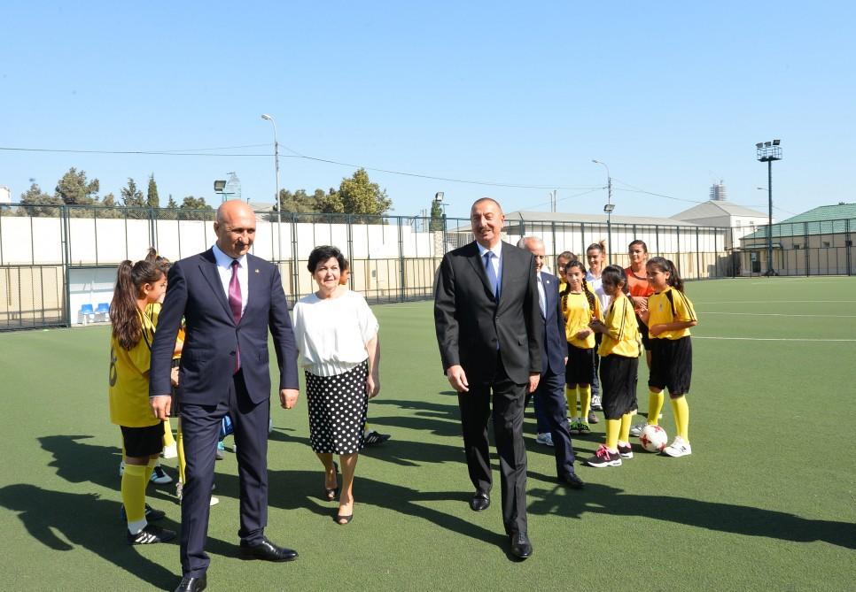 Prezident İlham Əliyev 201 saylı tam orta məktəbdə yenidənqurmadan sonra yaradılan şəraitlə tanış olub (FOTO)