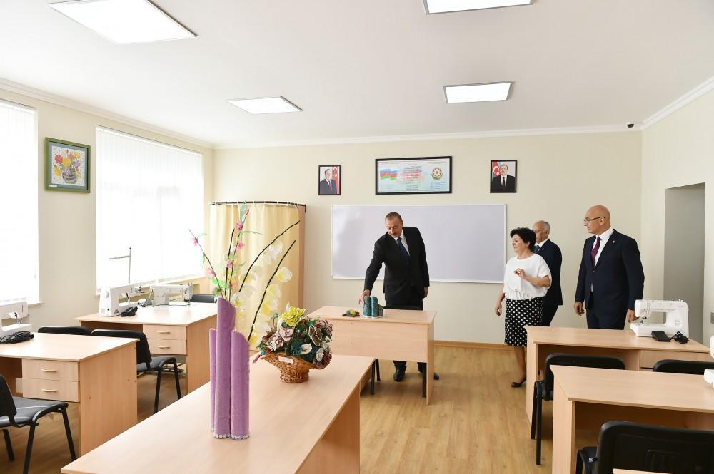 Prezident İlham Əliyev 201 saylı tam orta məktəbdə yenidənqurmadan sonra yaradılan şəraitlə tanış olub (FOTO)