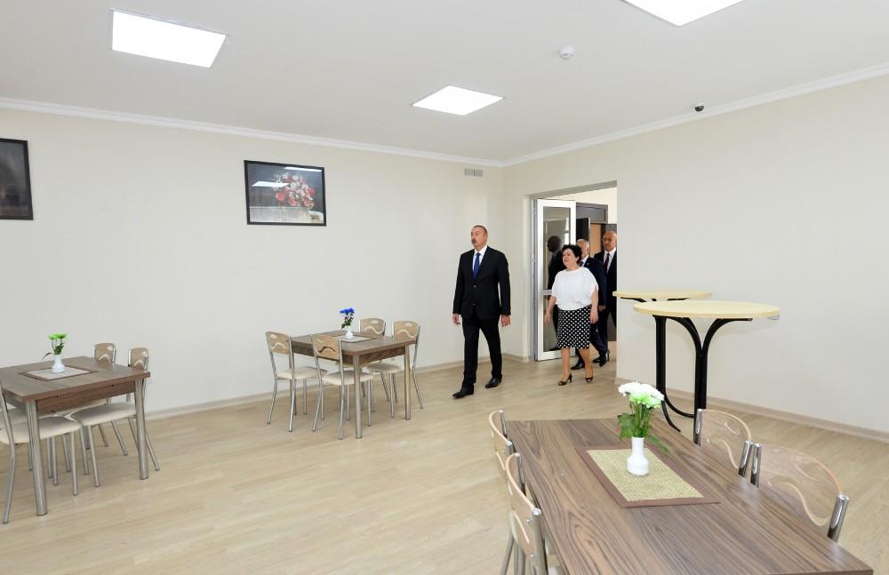 Prezident İlham Əliyev 201 saylı tam orta məktəbdə yenidənqurmadan sonra yaradılan şəraitlə tanış olub (FOTO)
