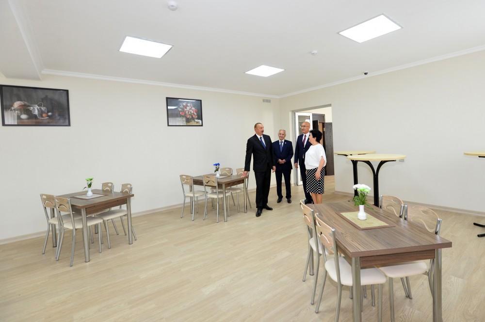 Prezident İlham Əliyev 201 saylı tam orta məktəbdə yenidənqurmadan sonra yaradılan şəraitlə tanış olub (FOTO)