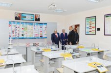 Prezident İlham Əliyev 212 saylı məktəbdə yaradılan şəraitlə tanış olub (FOTO)