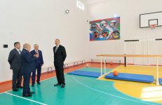 Prezident İlham Əliyev 212 saylı məktəbdə yaradılan şəraitlə tanış olub (FOTO)