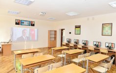 Prezident İlham Əliyev 212 saylı məktəbdə yaradılan şəraitlə tanış olub (FOTO)