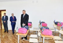 Prezident İlham Əliyev 212 saylı məktəbdə yaradılan şəraitlə tanış olub (FOTO)